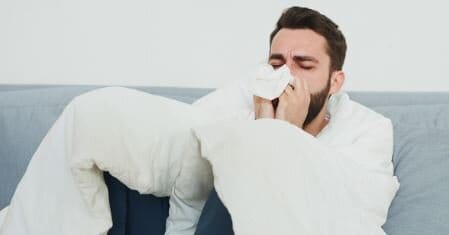 آیا سرماخوردگی خطر ابتلا به کرونا را کاهش می‌دهد؟